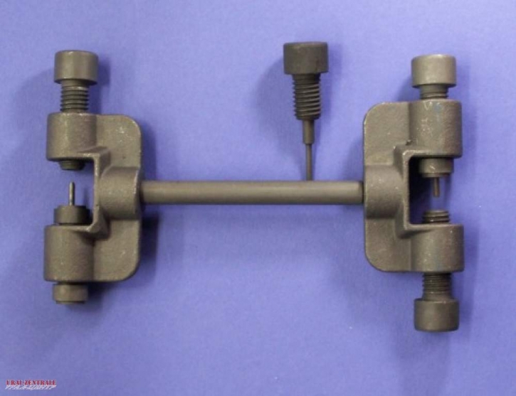 Chain breaker
