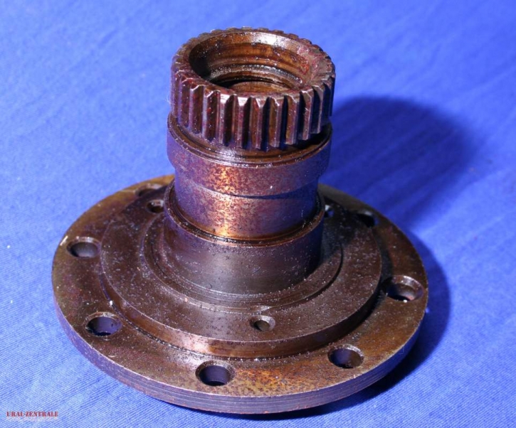 Crown gear holding fixture final drive outlet