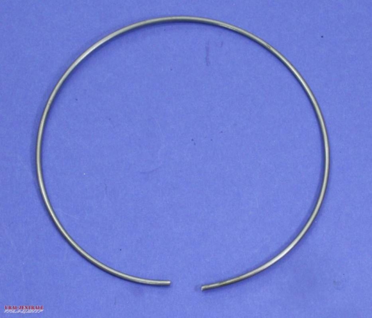 Retaining ring for oil bath air cleaner